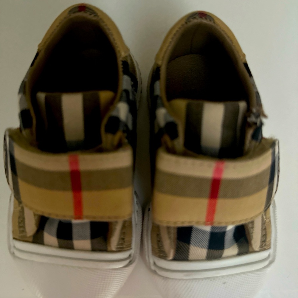 Burberry shoes baby use new